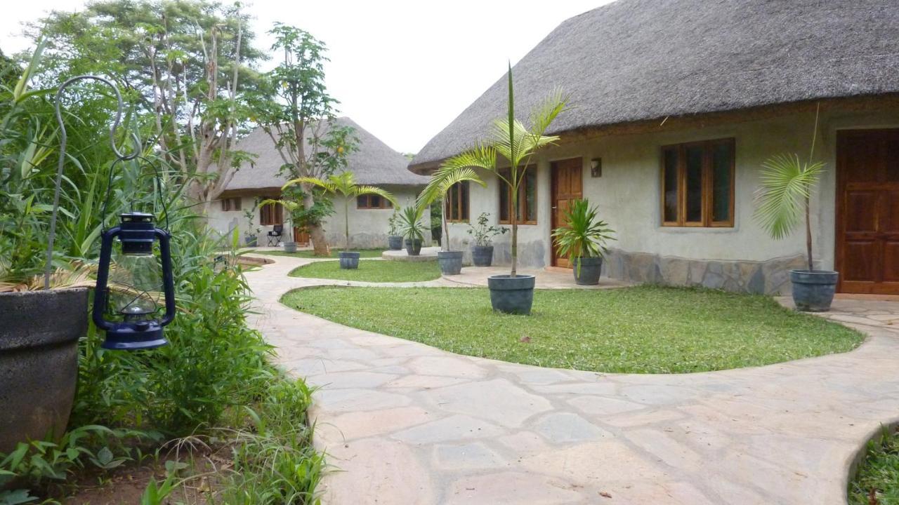 Wild Dogs Lodge Lusaka Exterior photo